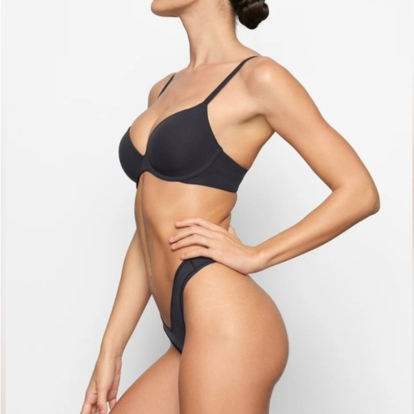 SKIMS Fits Everybody T-shirt Demi Bra - Picture 4 of 6